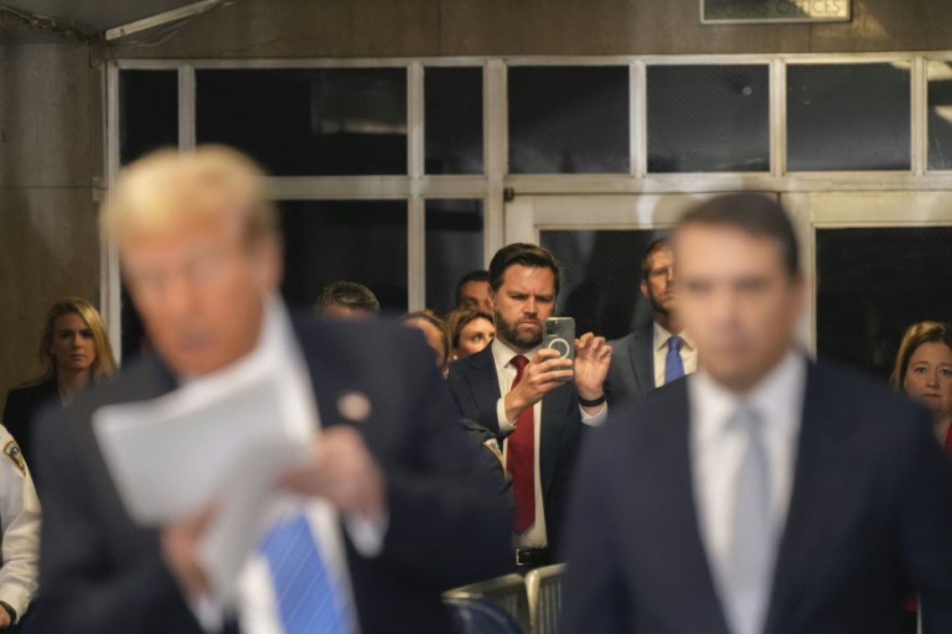 J.D. Vance (centre) venu apporter son soutien à Donald Trump qui s'exprime devant la presse au tribunal lors de son procès pénal à New York, le 13 mai 2024 © Mark Peterson