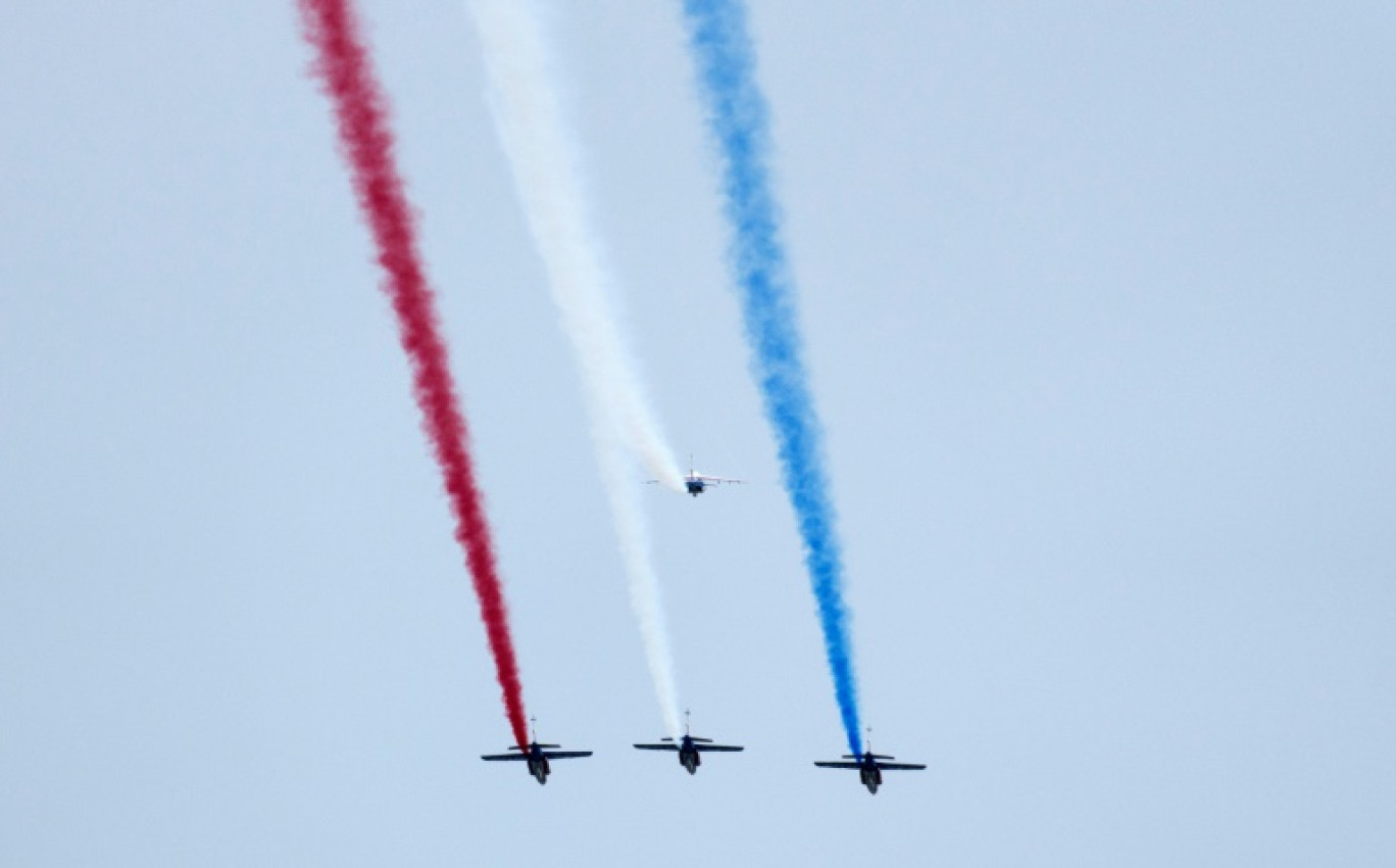 Le président Emmanuel Macron (g) debout dans la voiture de commandement, accompagné du chef d'état-major des armées (CEMA), Thierry Burkhard (d), lors du défilé militaire sur l'avenue Foch,le 14 juillet 2024 à Paris © Ludovic MARIN