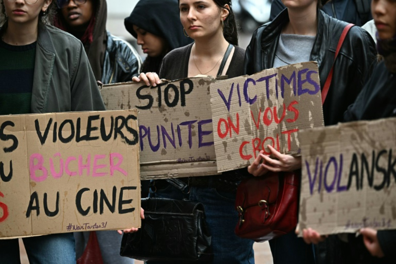 Manifestation du collectif féministe "Nous Toutes" pour protester contre la sortie du dernier film de Roman Polanski "The Palace", à Toulouse, le 15 mai 2024 © Lionel BONAVENTURE