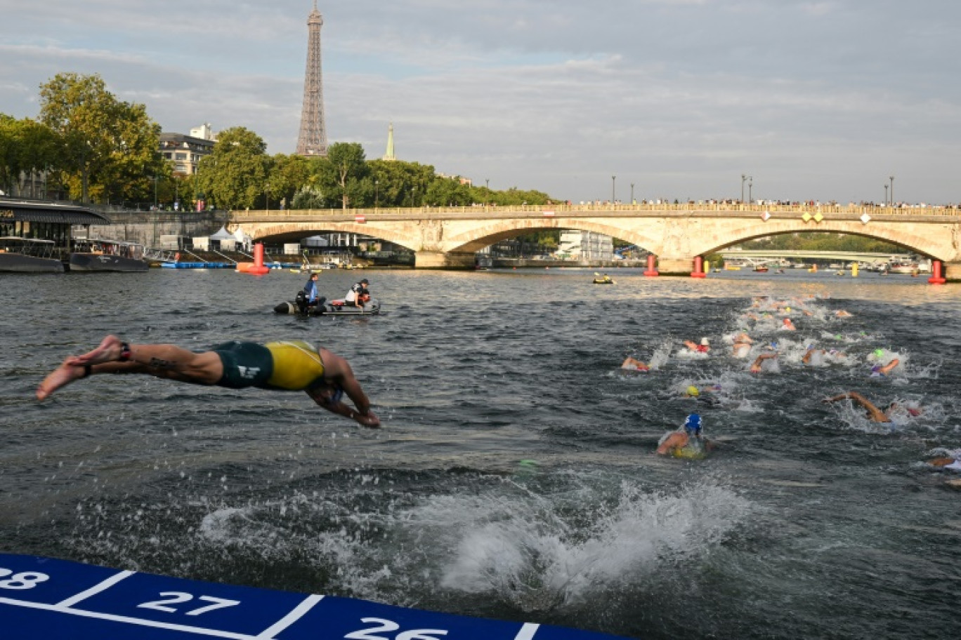 Un triathlète plonge dans la Seine lors d'une épreuve test en amont des JO 2024 à Paris, le 18 août 2023 © Bertrand GUAY