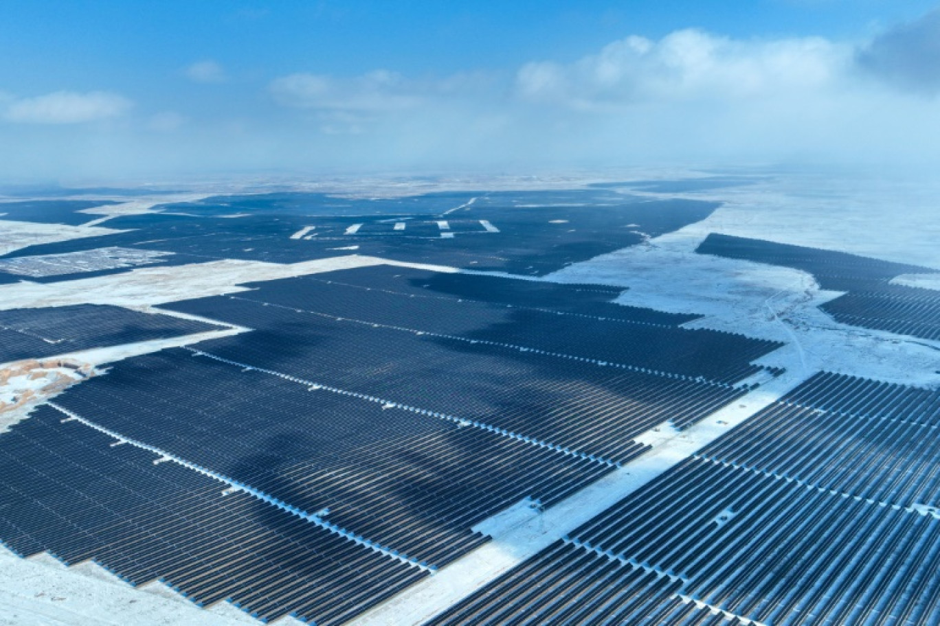 Des panneaux solaires dans le désert de Gobi, dans le nord de la Chine. © STR