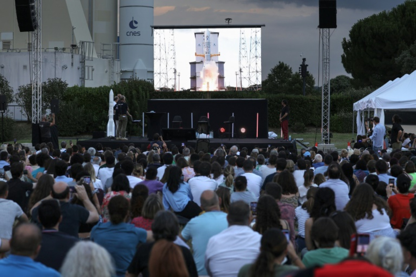 Des personnes suivent sur un écran géant le décollage de la fusée Ariane 6 depuis Kourou, à la Cité de l'Espace à Toulouse, le 9 juillet 2024 © Valentine CHAPUIS