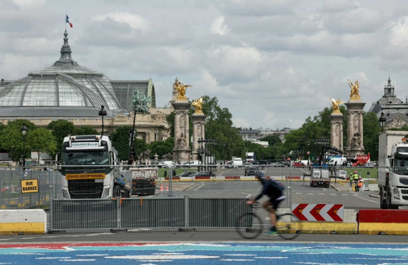 Cette photographie montre une vue du pont Alexandre III et du Grand Palais à Paris, fermé à la circulation en raison de la construction des installations des Jeux Olympiques et Paralympiques de Paris 2024, le 17 mai 2024 © Thomas SAMSON