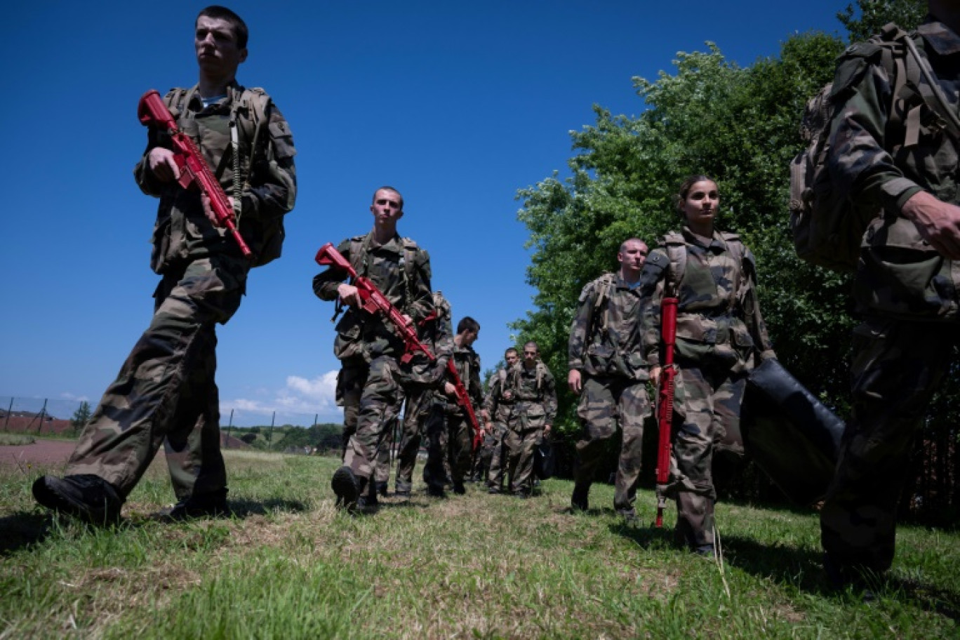 Des volontaires s'entraînent à des combats de faible intensité lors d'un module de recrutement de l'armée française baptisé "Vvolontaire découverte de l'armée de terre (VDAT)", le 24 juin 2024 à Belfort, dans l'est de la France © SEBASTIEN BOZON