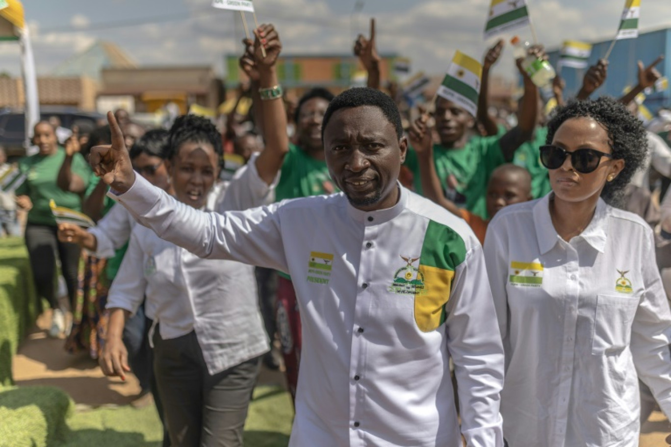 Frank Habineza (C), chef du Parti démocratique vert, lors d'un meeting à Gihara au Rwanda, le 23 juin 2024 © Guillem Sartorio