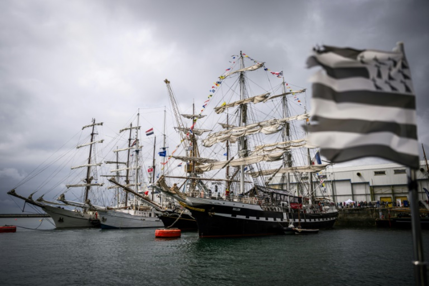 Le trois-mâts français "Belem" à l'ancre lors de la journée d'ouverture des Fêtes maritimes de Brest, le 12 juillet 2024 © Loic VENANCE