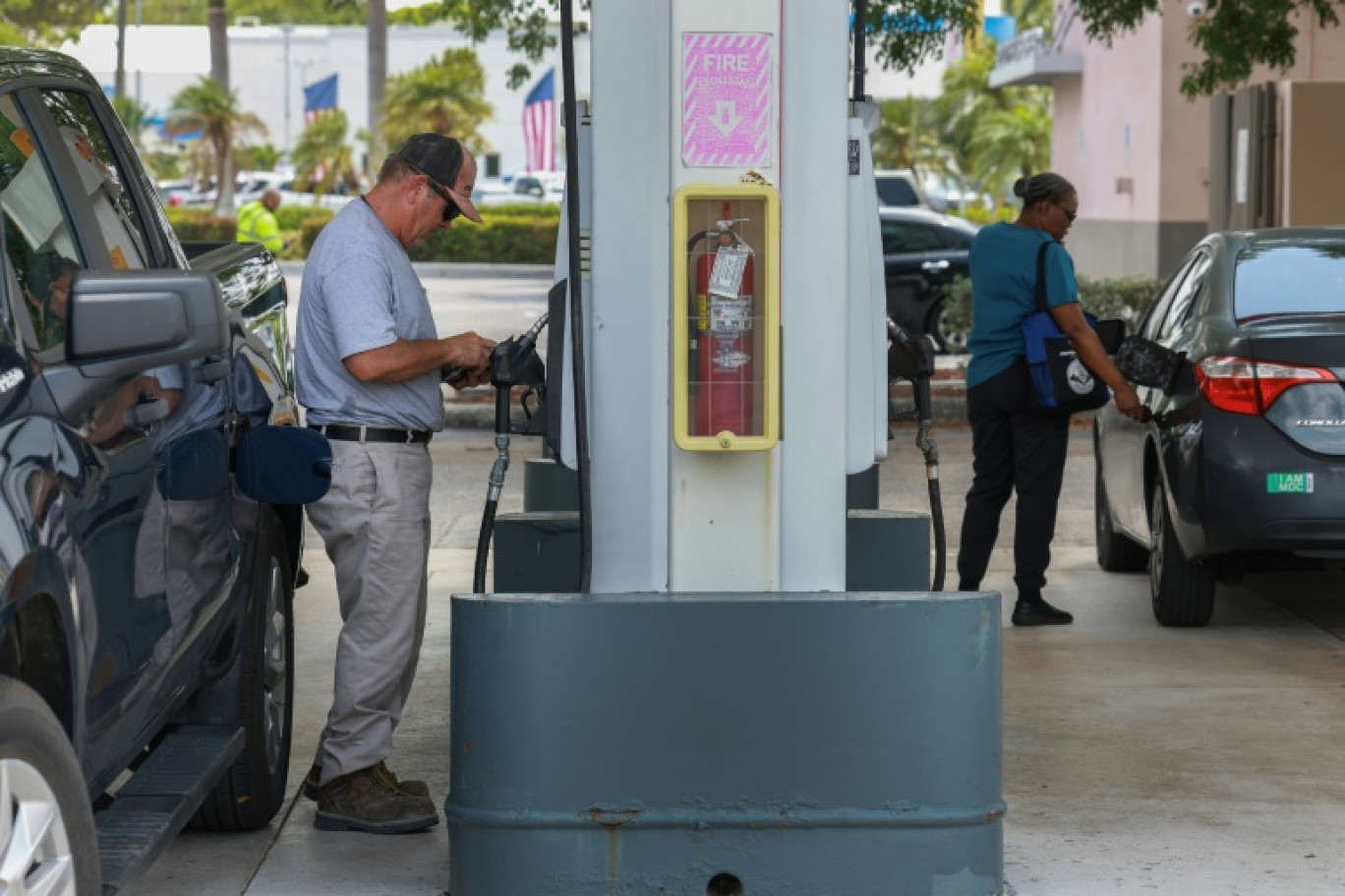 Une station-service à Miami, en Floride, le 15 mai 2024. Le prix de l'essence aux Etats-Unis a particulièrement baissé en juin et en mai © JOE RAEDLE