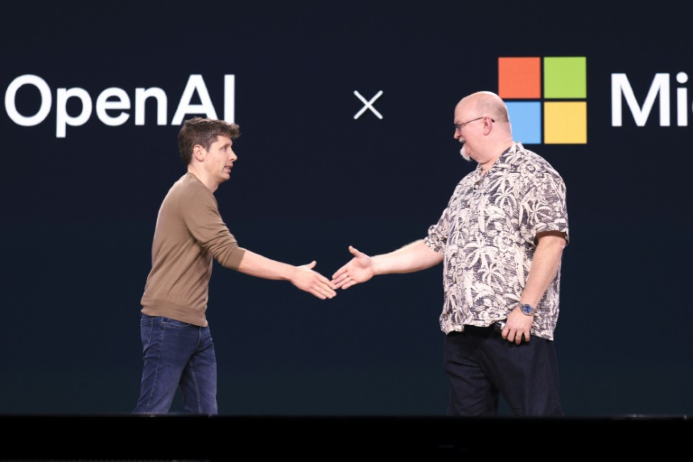 Le directeur général d'OpenAI, Sam Altman,  et Kevin Scott, directeur de la technologie de Microsoft, lors de la conférence annuelle du géant américain de l'informatique à Seattle, le 21 mai 2024 © Jason Redmond