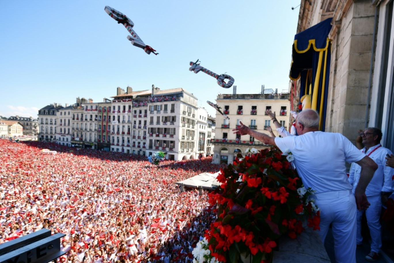 L'ancien gardien de but de l'Aviron Bayonnais Jean-claude Larrieu lance des clés symboliques pour marquer le début des Fêtes de Bayonne, le 10 juillet 2024 © GAIZKA IROZ