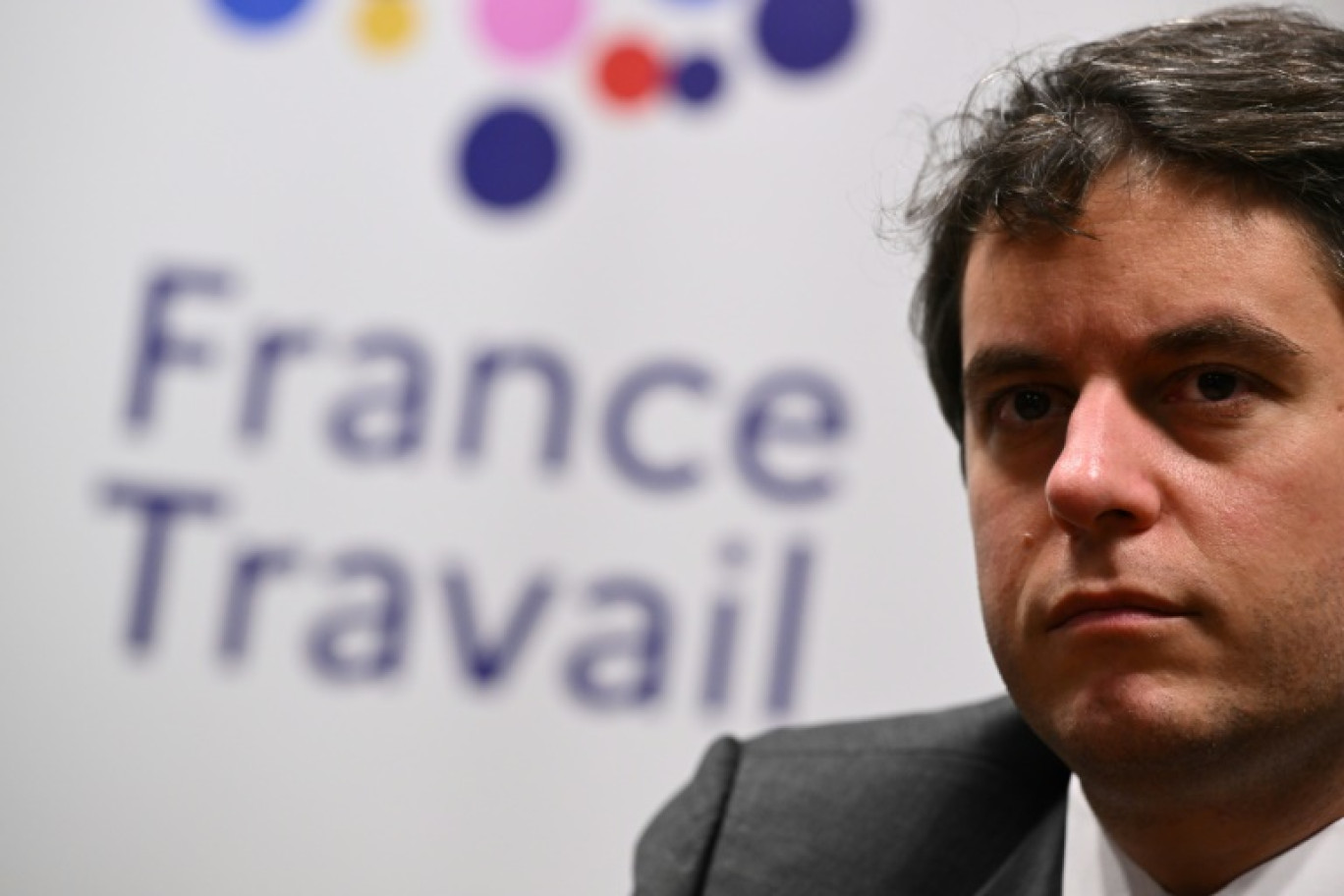 Le Premier ministre Gabriel Attal dans une agence de France Travail, le 1er mars 2024 © SEBASTIEN BOZON