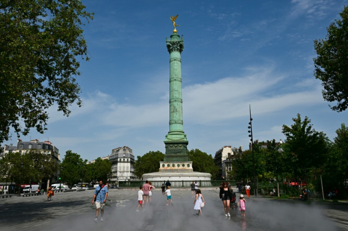 Brumisateurs d'eau place de la Bastille, à Paris, lors d'un épisode de forte chaleur, le 23 août 2023 © MIGUEL MEDINA