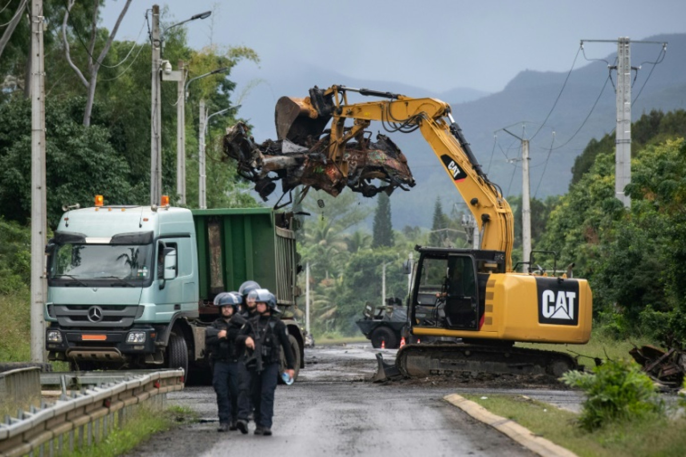 Opération de la gendarmerie pour dégager une route près d'une commune du Mont-Dore, le 12 juillet 2024 en Nouvelle-Calédonie © Delphine MAYEUR