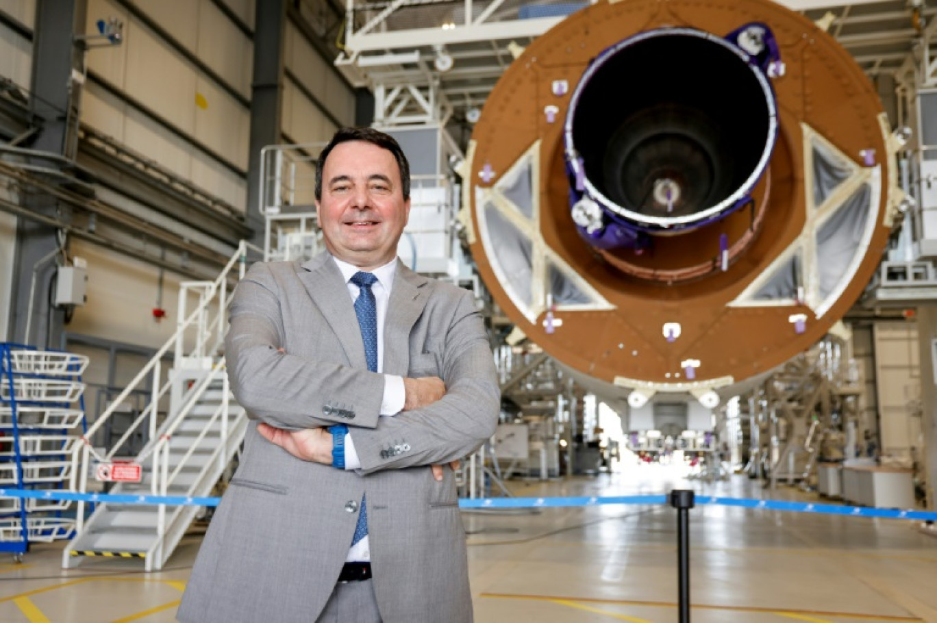 Le patron d'Arianegroup, Martin Sion, devant le moteur Vulcain®2.1 du lanceur européen Ariane 6 au Port spatial de l'Europe à Kourou, le 26 mars 2024 en Guyane © Ludovic MARIN