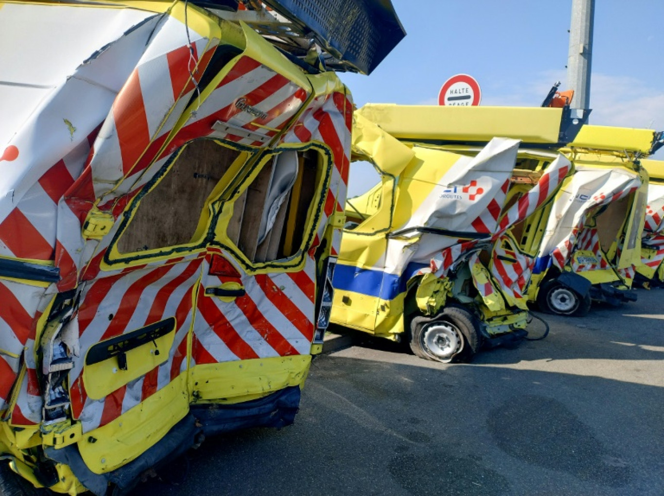 Des véhicules endommagés de Vinci Autoroutes à Saint Arnoult-en-Yvelines, au sud-ouest de Paris, le 27 juin 2024 © Marine DO-VALE