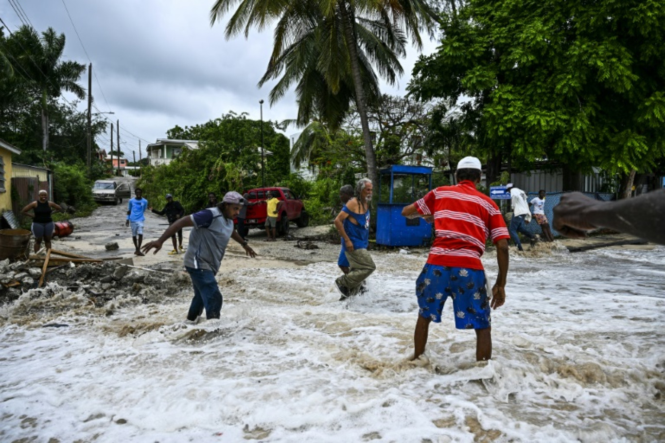 Une rue inondée dans la paroisse de Saint-James, sur la côte ouest de la Barbade après le passage de l'ouragan Béryl, le 1er juillet 2024. © CHANDAN KHANNA