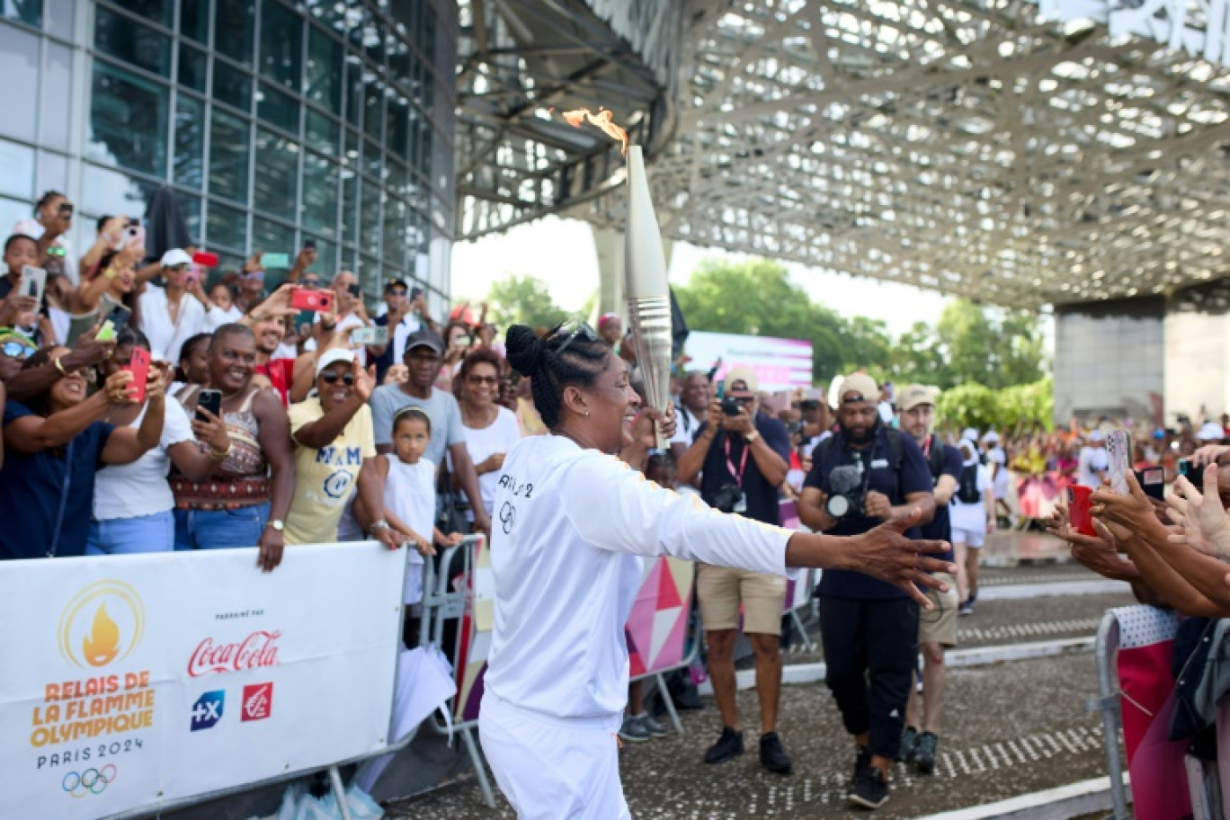 L'ex sprinteuse championne olympique Marie-José Pérec participe au relais de la flamme olympique à Pointe-à-Pitre, le 15 juin 2024 © Cedrick Isham CALVADOS