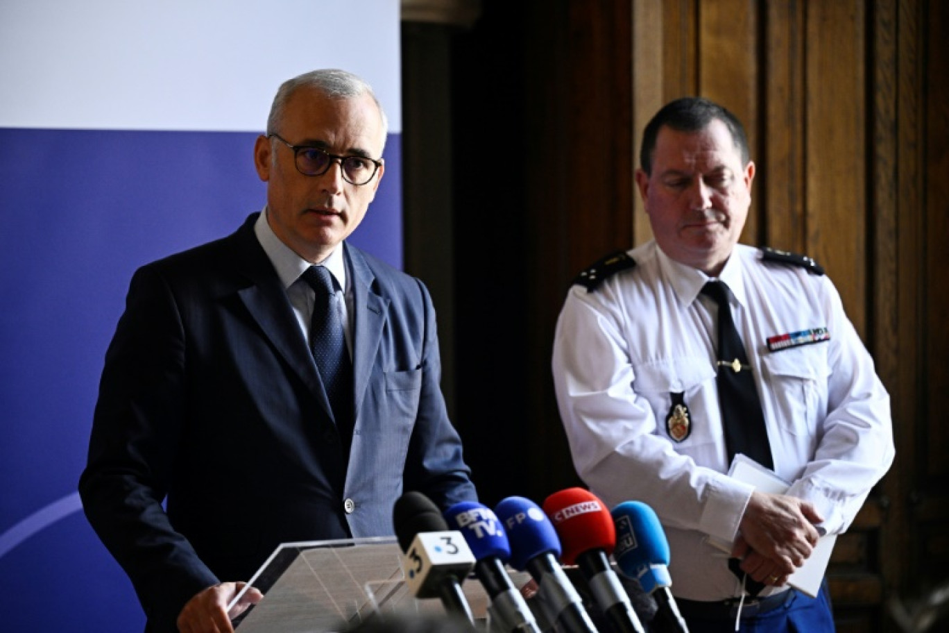 Le procureur de Rouen Frédéric Teillet (g) lors d'une conférence de presse avec le commandant de la région Normandie, le général Stéphane Gauffeny, le 13 juillet 2024 à Rouen © JULIEN DE ROSA