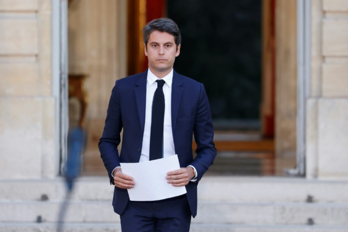 Le Premier ministre Gabriel Attal sur le parvis de Matignon à Paris le le 7 juillet 2024 avant son discours au soir du second tour des élections législatives © Ludovic MARIN