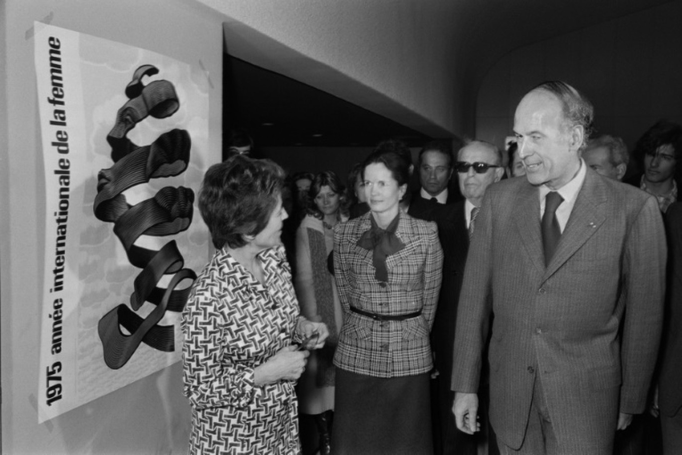 Françoise Giroud (G), alors secrétaire d'Etat à la Condition féminine, avec le président Valéry Giscard d'Estaing (D), lors d'un événement à Paris pour l'Année de la Femme, le 1er mars 1975 © -