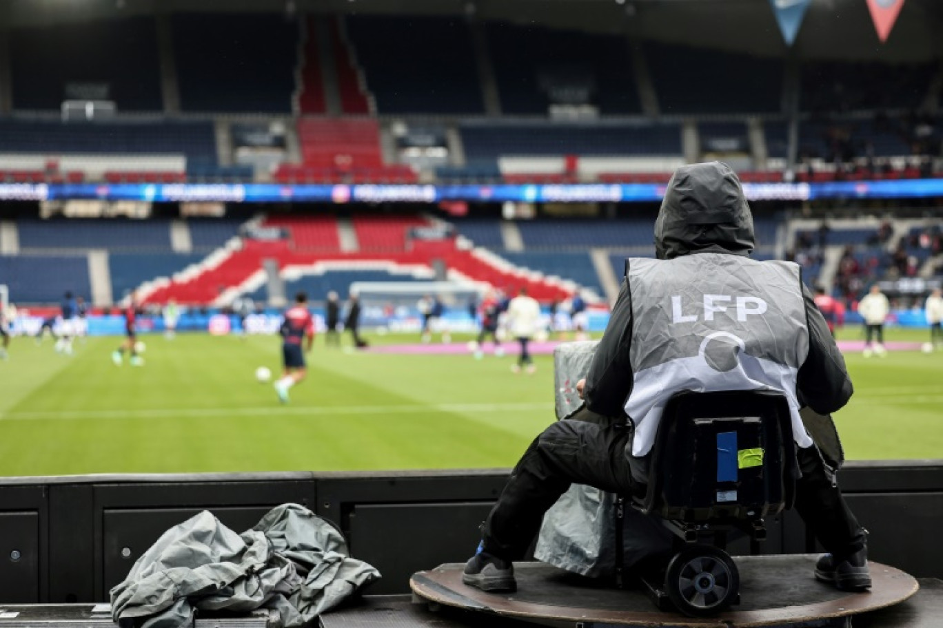 Un cameraman au Parc des Princes, le 21 octobre 2023 © FRANCK FIFE