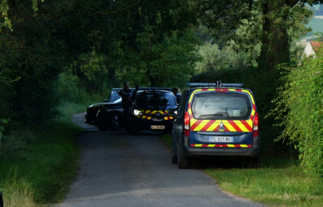 Des véhicules de police à Espinasse-Vozelle où une fusillade a eu lieu, le 13 juillet 2024 dans l'Allier © Sylvain THIZY