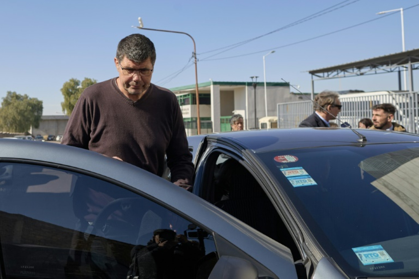 L'ancien rugbyman David Auradou (g), père de Hugo Auradou inculpé pour viol aggravé, monte en voiture après avoir été reçu au parquet de Mendoza, le 15 juillet 2024 en Argentine © MARCELO AGUILAR