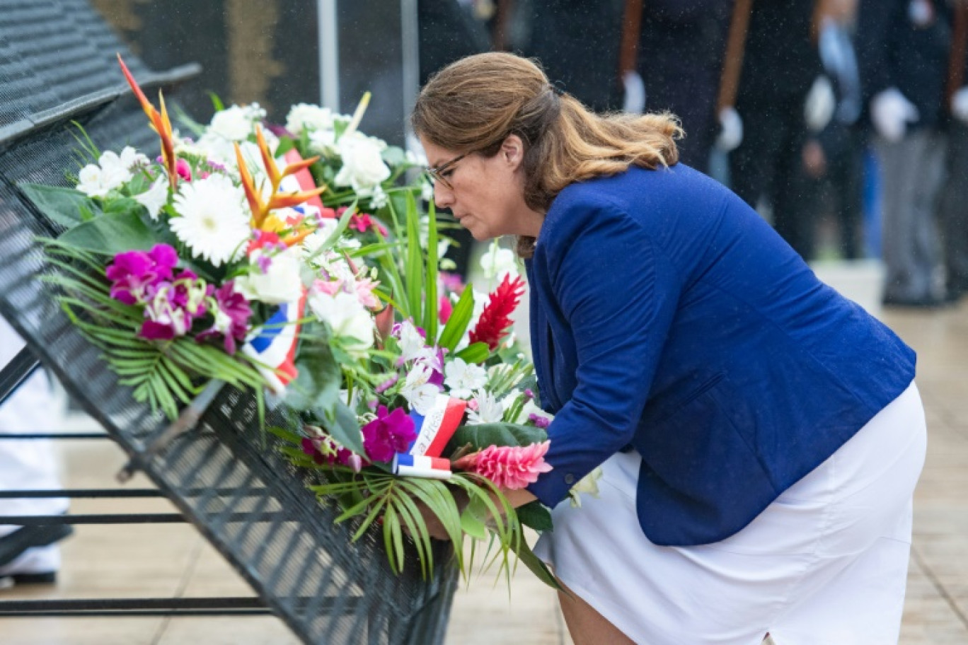 La présidente de la province Sud et cheffe de file des Loyalistes, Sonia Backès, dépose une gerbe de fleurs lors d'une cérémonie pour la fête nationale du 14 juillet, au monument aux morts à Nouméa, le 14 juillet 2024 en Nouvelle-Calédonie © Delphine MAYEUR