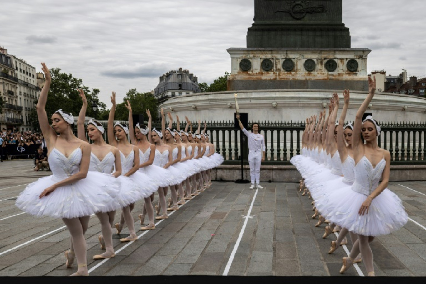 Le danseur étoile Hugo Marchand avant le relais de la flamme olympique, le 14 juillet 2024 à Paris © Olympia DE MAISMONT