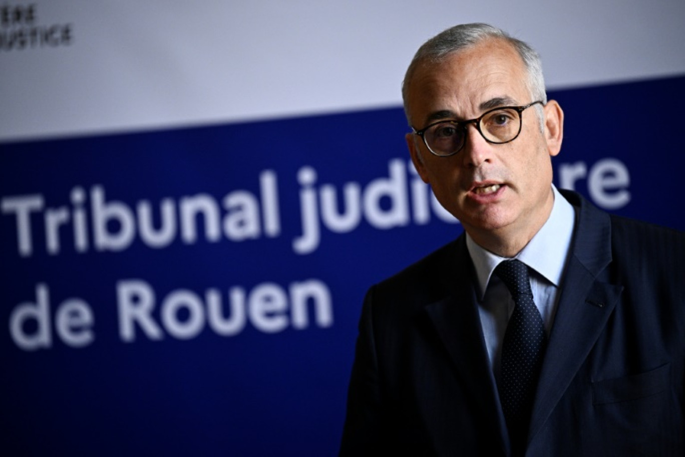 Le procureur de Rouen Frédéric Teillet (g) lors d'une conférence de presse, le 13 juillet 2024 à Rouen © JULIEN DE ROSA