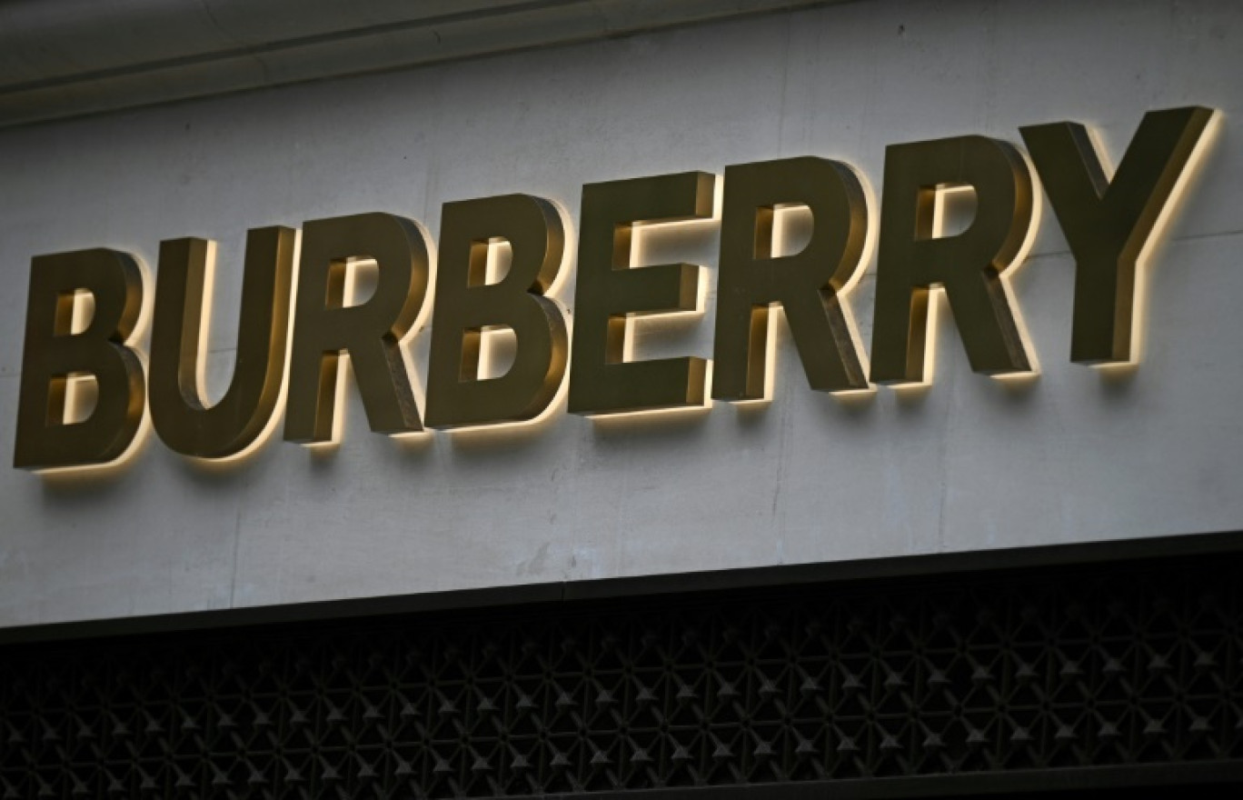 Le groupe de luxe britannique Burberry a annoncé le remplacement de son directeur général Jonathan Akeroyd, après la publication de nouvelles "performances décevantes" du groupe © Daniel LEAL