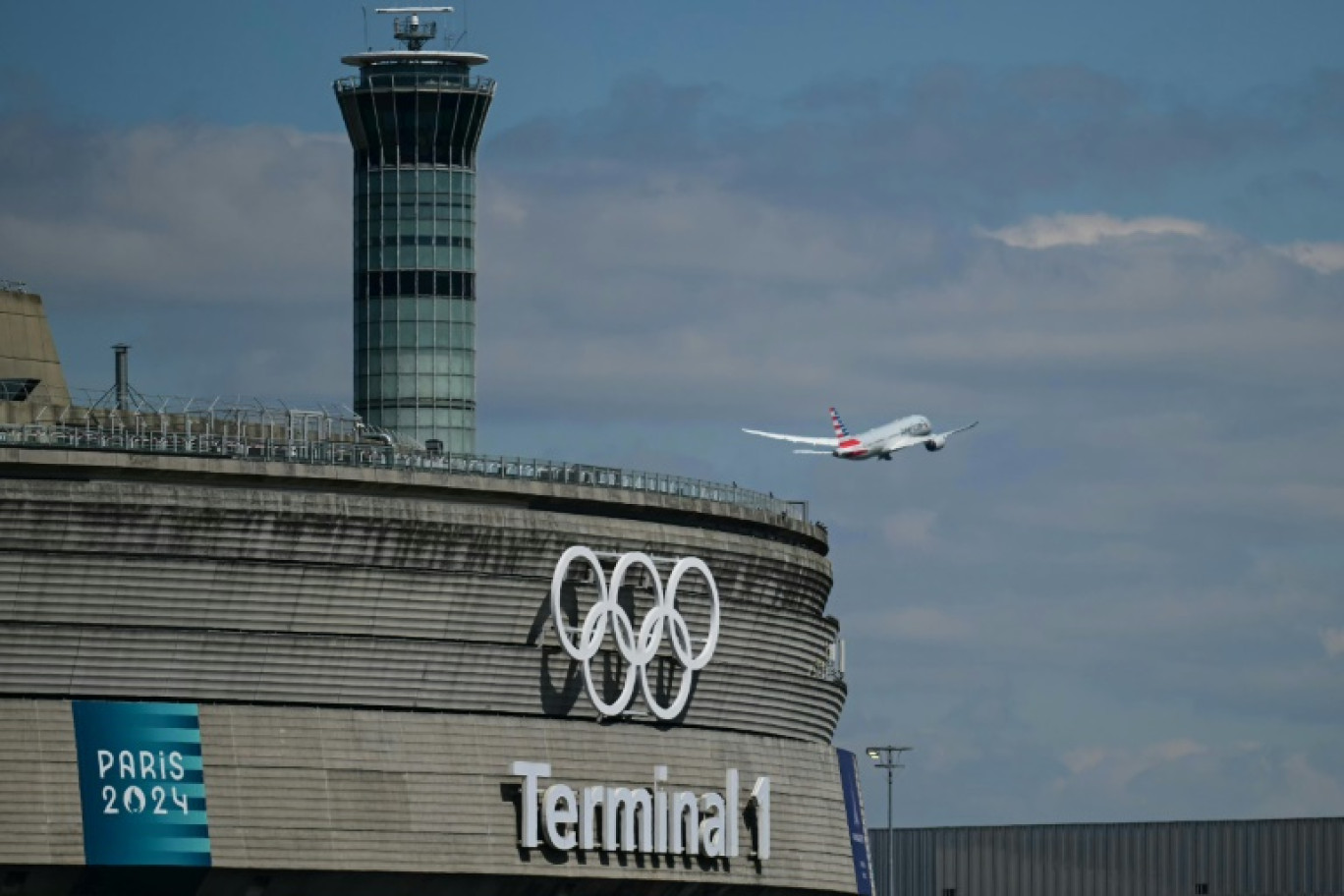 A 10 jours des Jeux olympiques dont les aéroports parisiens sont l'une des principales portes d'entrée, les syndicats de leur gestionnaire ADP ont levé mardi un préavis de grève après un accord sur une prime liée à la manifestation sportive © Miguel MEDINA