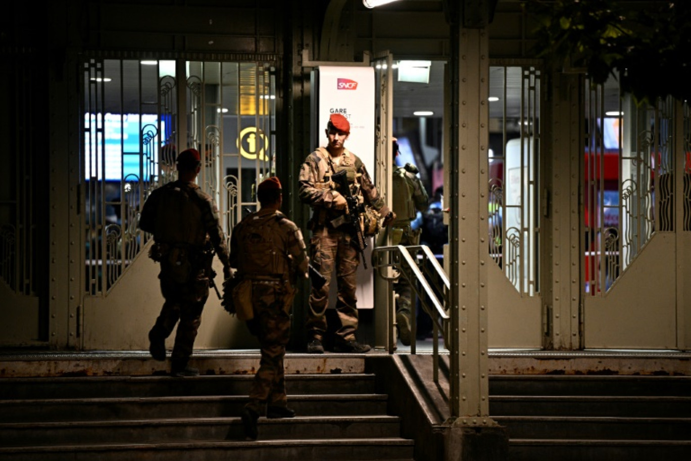 Des soldats patrouillent gare de l'Est à Paris le 15 juillet 2024 après qu'un militaire de l'opération Sentinelle a été blessé au couteau © JULIEN DE ROSA