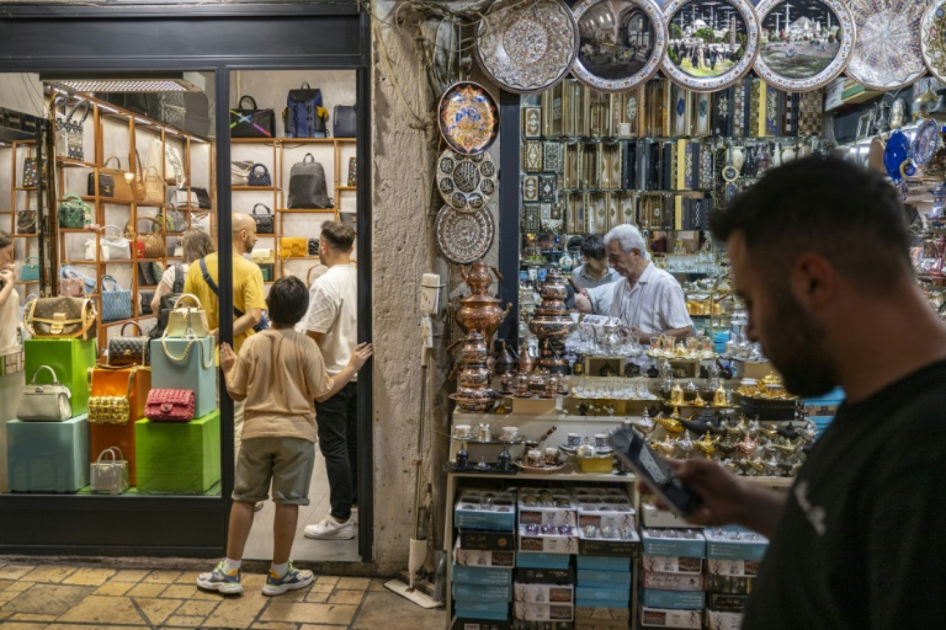 Une boutique exposant des articles censés provenir de marques de luxe au Grand Bazar historique d'Istanbul, le 9 juillet 2024 © Yasin AKGUL