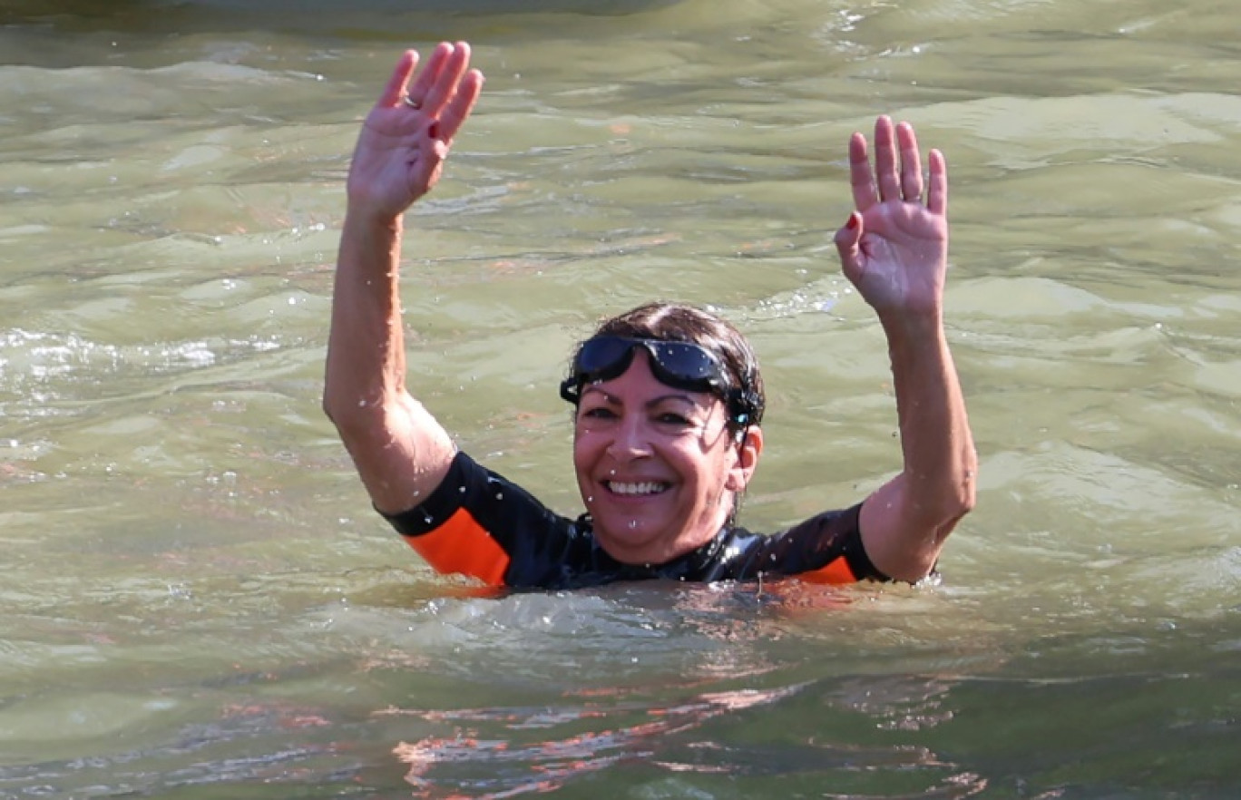 La maire de Paris Anne Hidalgo se baigne dans la Seine, le 17 juillet 2024 © EMMANUEL DUNAND