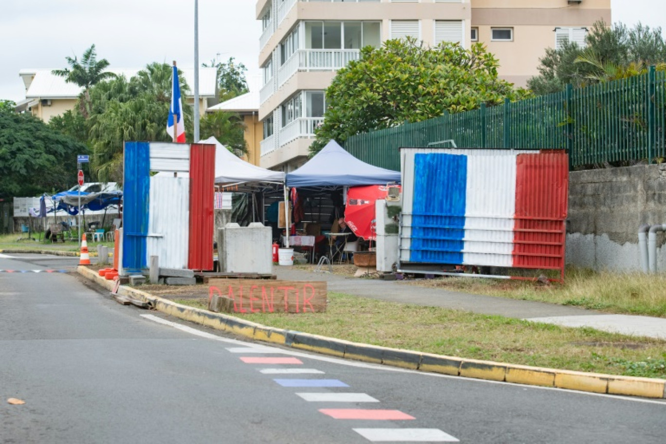 Un barrage loyaliste à Nouméa, le 14 juillet 2024 © Delphine MAYEUR