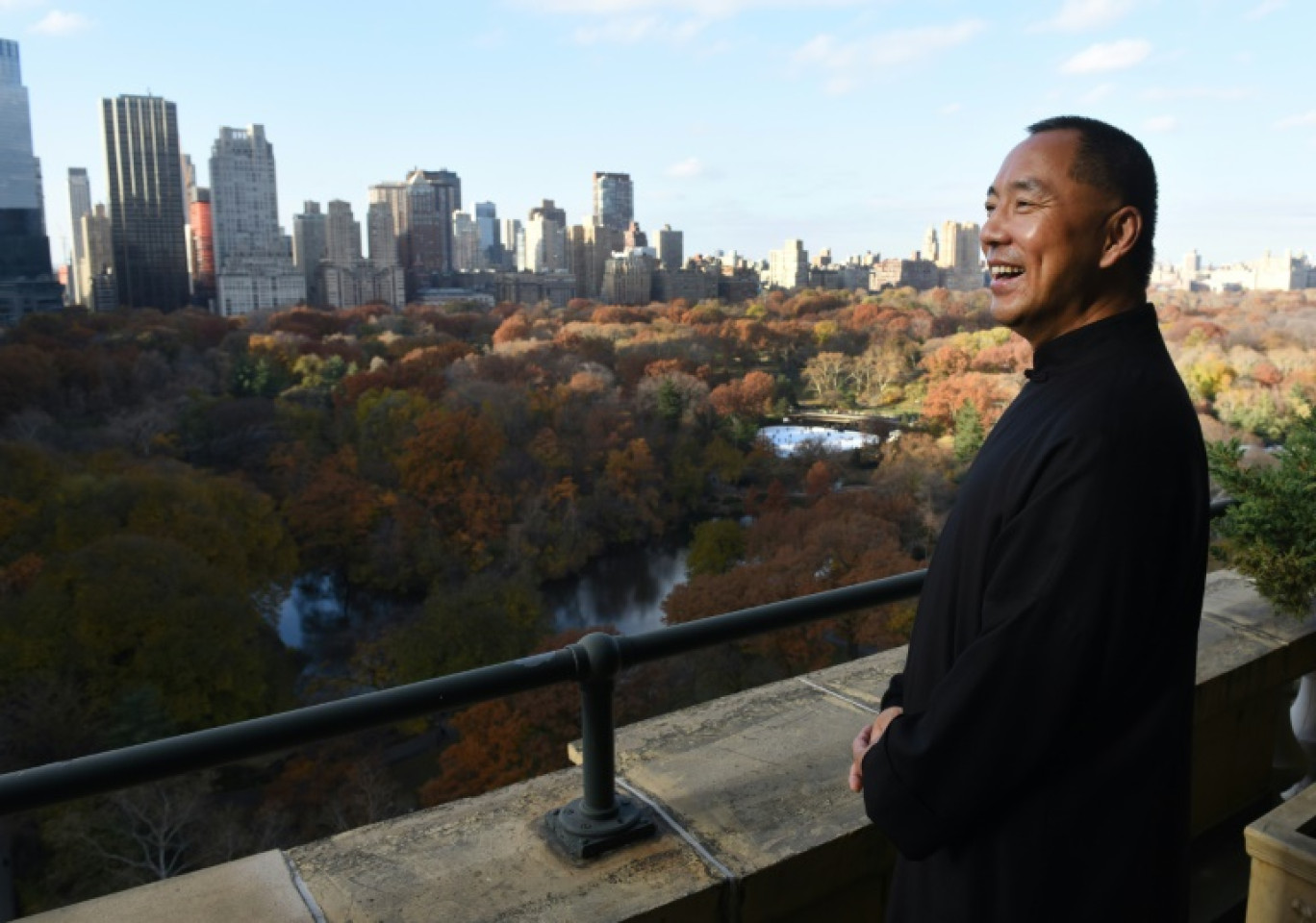 Le milliardaire chinois Guo Wengui, sur le balcon de son appartement, face à Central Park, le 28 novembre 2017 à New York © TIMOTHY A. CLARY