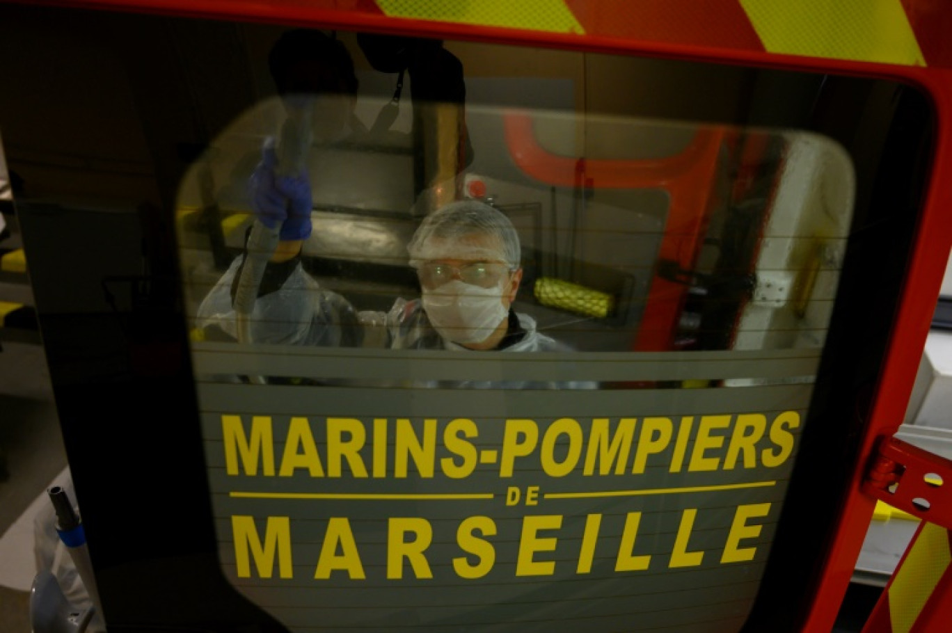 Le cadavre d'un adolescent de 17 ans a été découvert dans le coffre d'un véhicule en feu, à Marseille, près du quartier de la Belle de Mai, par les marins-pompiers © Christophe SIMON