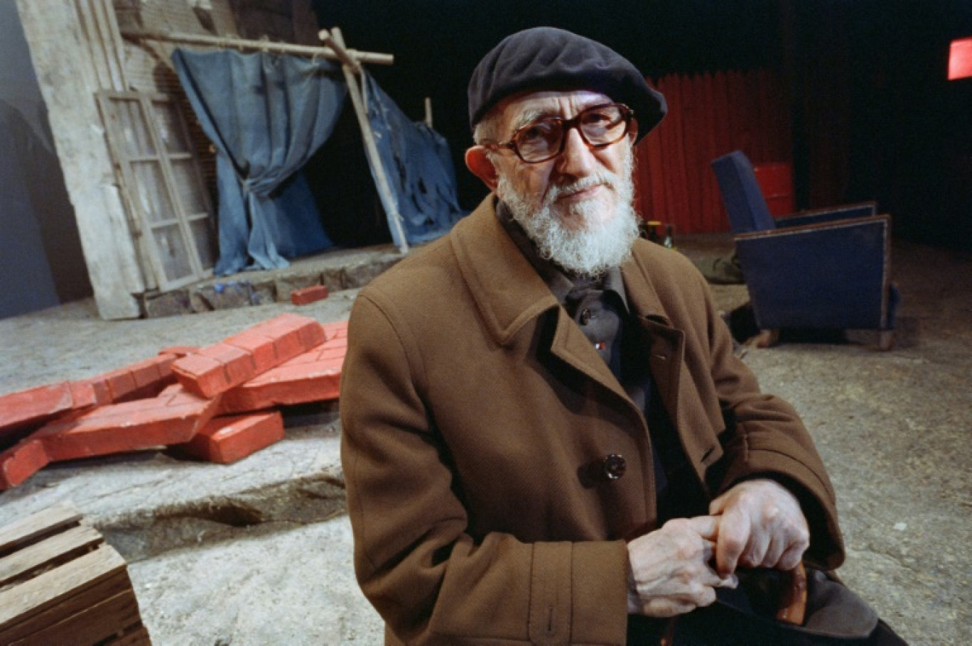 L'Abbé Pierre pose le 13 décembre 1988 dans un théâtre à Paris © Gilles LEIMDORFER