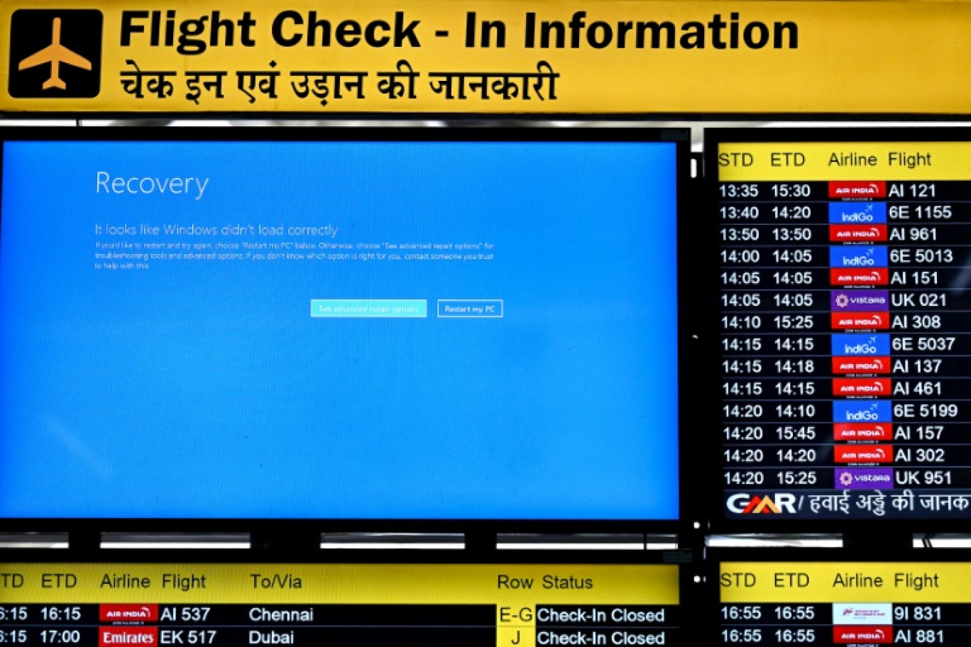 Un écran bleu et un message d'erreur à l'aéroport de New Delhi pendant une panne informatique mondiale, le 19 juillet 2024 en Inde © Money SHARMA