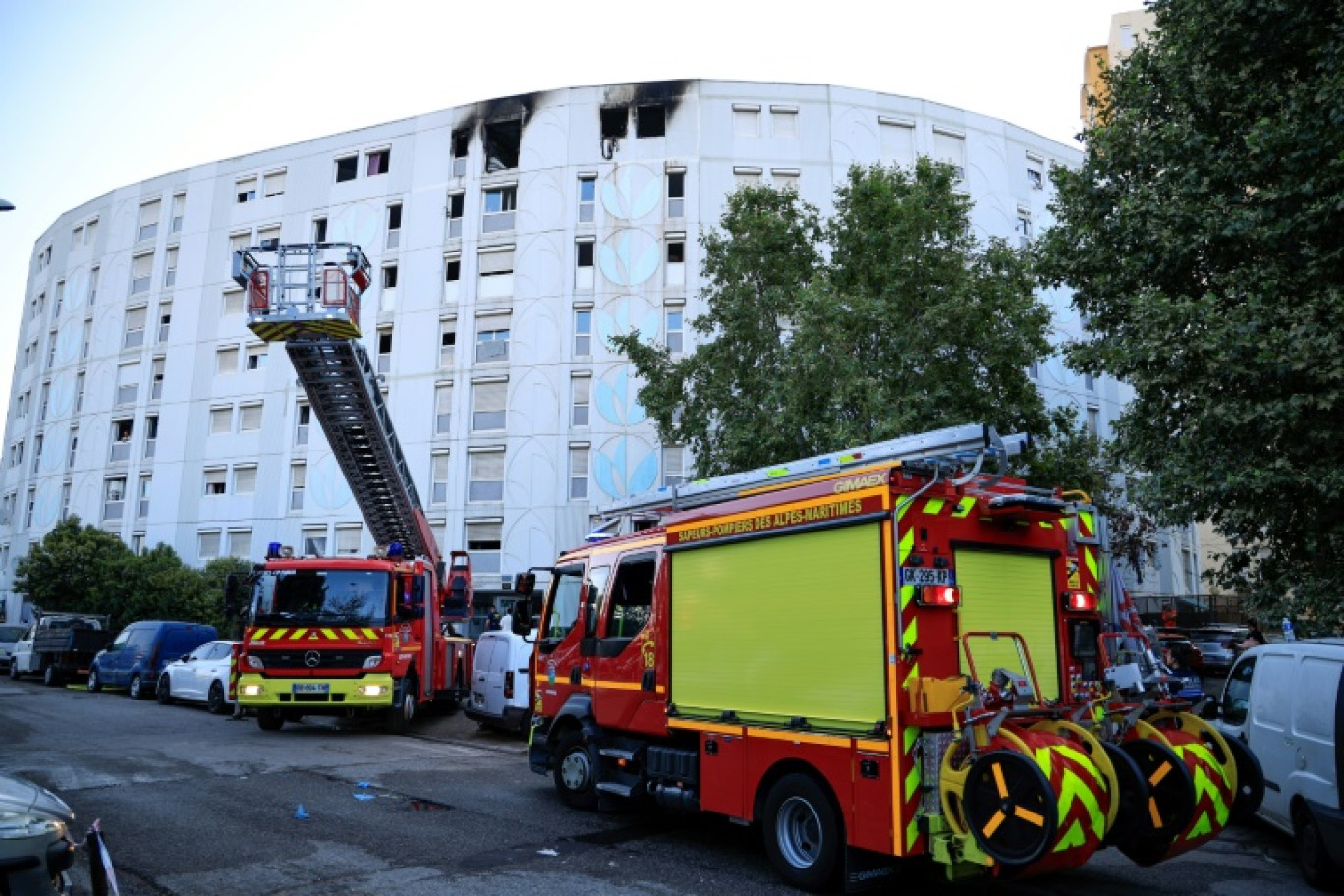 Un membre de la police scientifique devant l'immeuble résidentiel où un incendie a fait sept morts, le 18 juillet 2024 à Nice © Valery HACHE