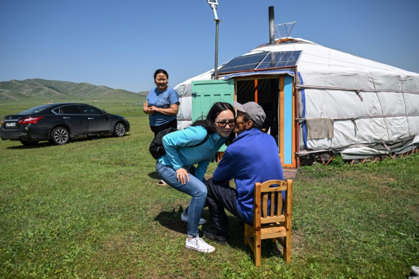 Bat-Erdene Khulan, habitante d'Oulan-Bator, en visite chez ses parents dans la steppe à Batsumber au nord de la capitale, le 30 juin 2024 © Hector RETAMAL