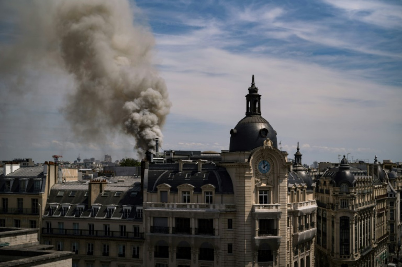 Un panache de fumée s'échappe d'un immeuble en proie à un incendie dans le 2e arrondissement de Paris, le 20 juillet 2024 © Michel RUBINEL