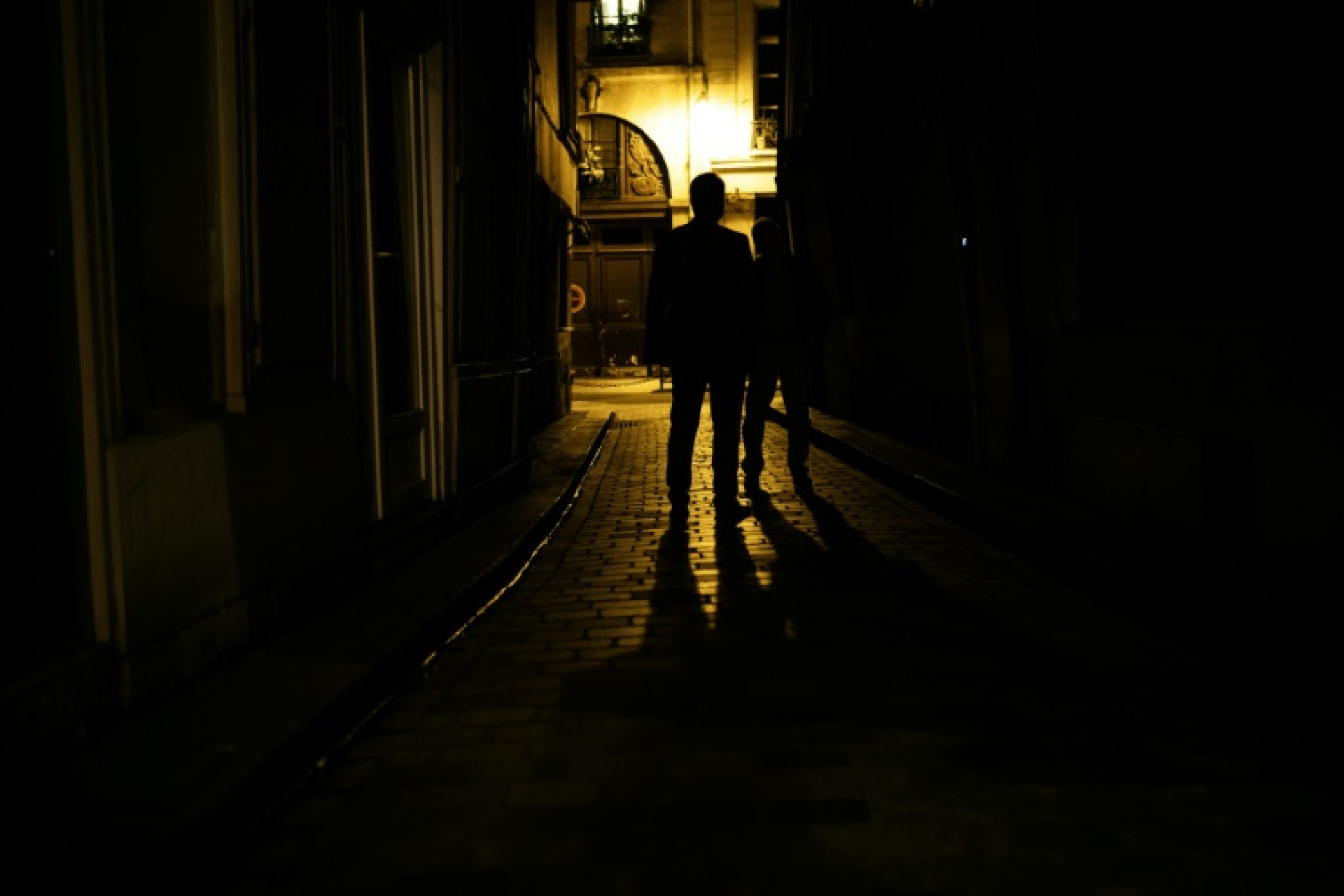 Une bénévole de l'association Médecins du Monde donne des instructions sur l'utilisation des protections hygiéniques à une travailleuse du sexe dans un centre d'aide et d'accompagnement à Paris, le 27 mars 2024 © JULIEN DE ROSA