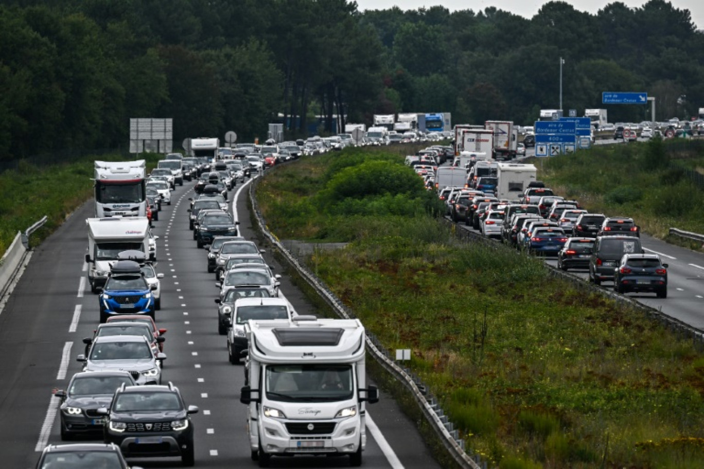 Plus de 940 kilomètres de bouchons cumulés ont été relevés à la mi-journée par Bison Futé sur la route des vacances © Philippe LOPEZ