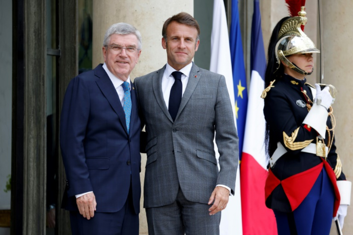 Le président Emmanuel Macron (d) accueille le président du Comité olympique international (CIO) Thomas Bach à l'Elysée, le 16 juillet 2024 à Paris © Ludovic MARIN