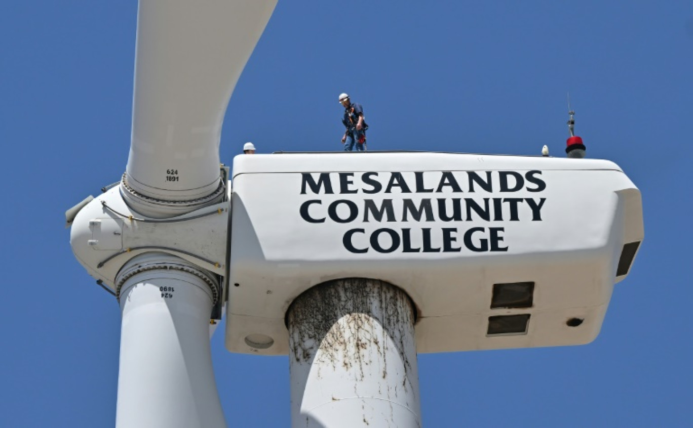 Le technicien Terrill Stowe sur une éolienne à Tucumcari, au Nouveau-Mexique, le 11 juillet 2024 © Frederic J. BROWN