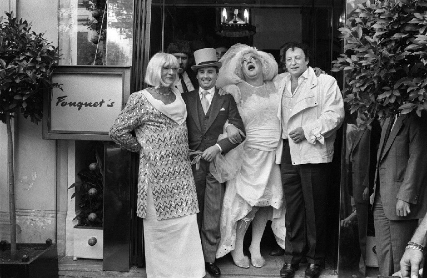 (GàD) Le producteur français Paul Lederman, Coluche et Thierry Le Luron lors d'une vraie-fausse cérémonie de mariage, le 25 septembre 1985 à Paris © GEORGES BENDRIHEM