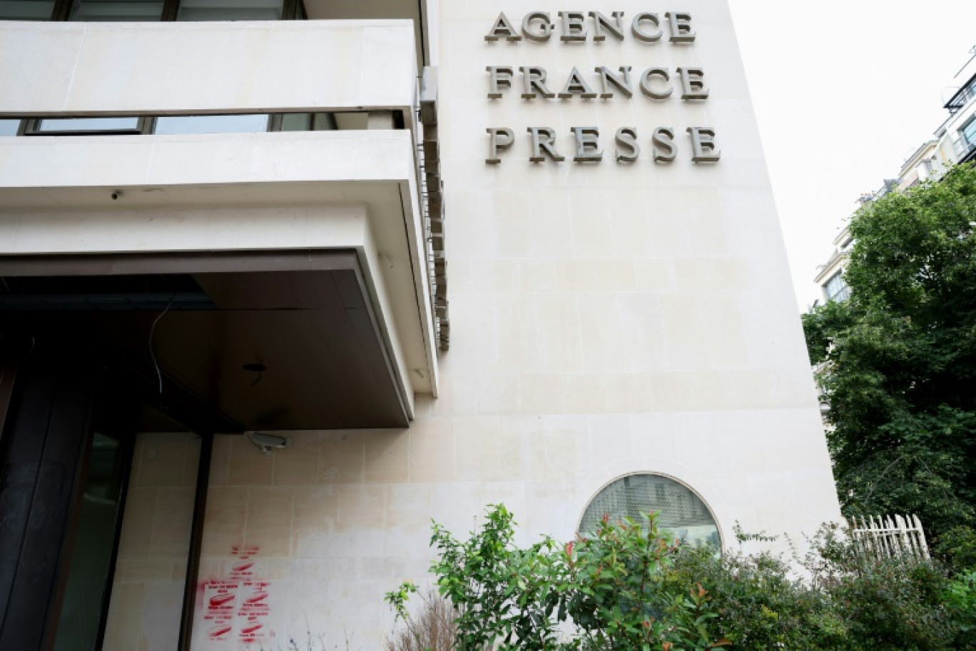 Des tags sur le conflit en cours après l'invasion de l'Ukraine par la Russie, sur la façade du siège de l'Agence France Presse à Paris, le 20 juin 2024 © Alain JOCARD