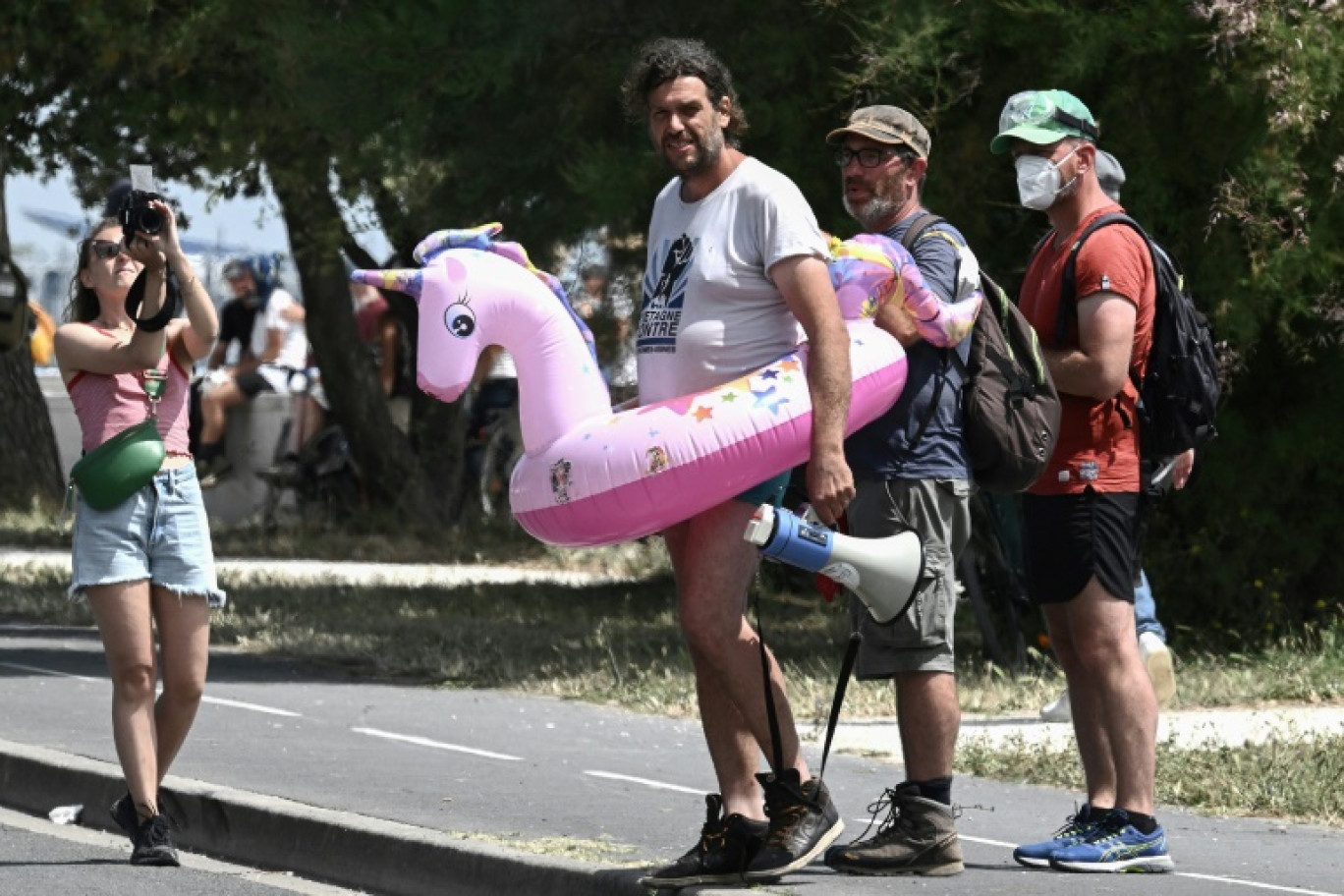 Julien Le Guet, porte parole de Bassines Non Merci aynt revêtu une licorne lors de la manifestation "antibassines" à La Rochelle, le 20 juillet 2024. © Philippe Lopez