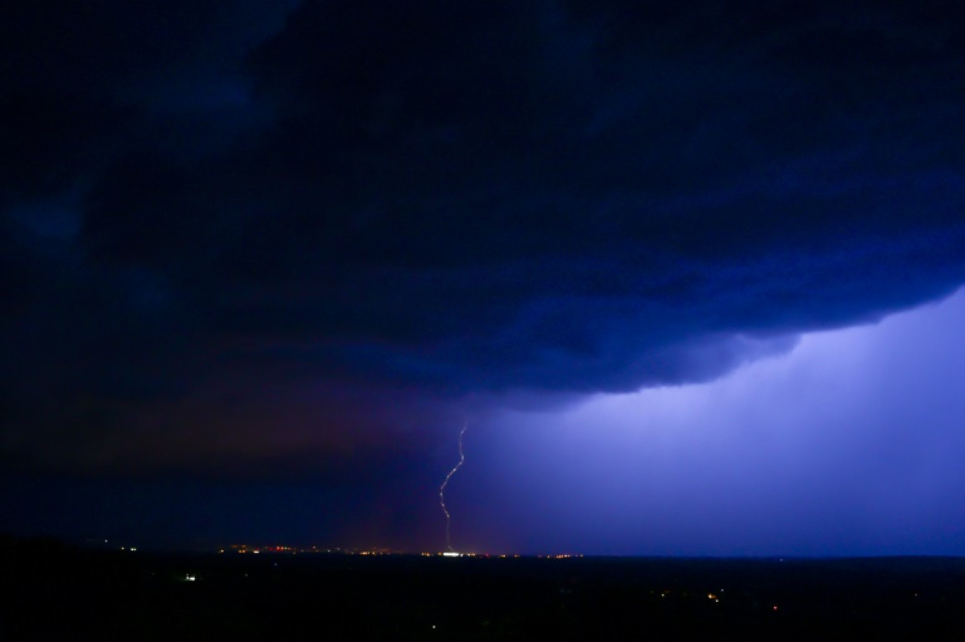 Violent orage à Charlieu, près de Roanne, dans la Loire, le 20 juillet 2024 © OLIVIER CHASSIGNOLE